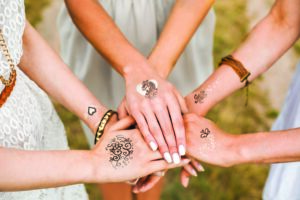Lire la suite à propos de l’article Les tatouages éphémères, accessoires de l’été 2022 !